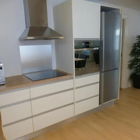 Bright 2-Bedroom Apartment In Historic City Center *