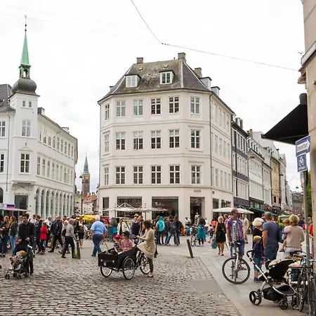Bright 2-Bedroom Apartment In Historic City Center